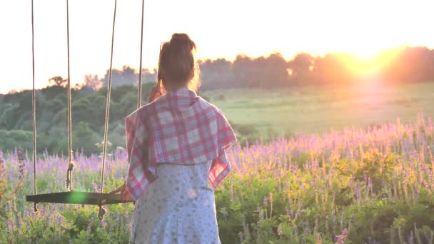 Flicka Sommaren Naturen Står Med Ryggen Och Pratar Telefon Mot — Stockvideo