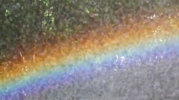 雨中明亮美丽的彩虹特写 人工降雨使彩虹变大了 夏天彩虹在雨中 夏天的心情 慢动作视频 标志Lgbt社区 — 图库视频影像