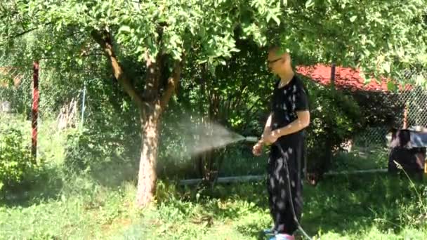 Ein Junger Mann Mit Glatze Brille Schwarzem Shirt Und Hose — Stockvideo