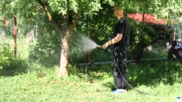 Mladý Plešatý Muž Brýlemi Černým Tričkem Kalhotami Horkém Letním Dni — Stock video