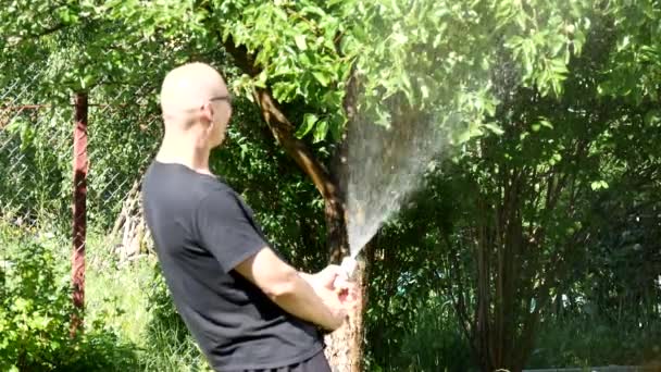 Ein Mann Zeigt Einen Großen Strom Wasser Humor Glück Spaß — Stockvideo