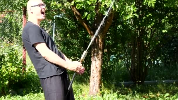 Ein Mann Zeigt Einen Großen Strom Wasser Humor Glück Spaß — Stockvideo