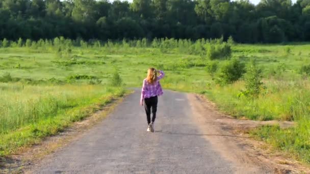 Ein Junges Schlankes Mädchen Mit Langen Blonden Haaren Dunkelgrauer Sporthose — Stockvideo