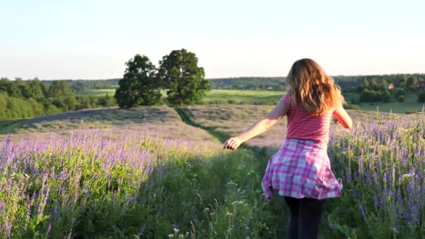 Une Jeune Fille Mince Belle Cheveux Blonds Longs Vêtements Décontractés — Video