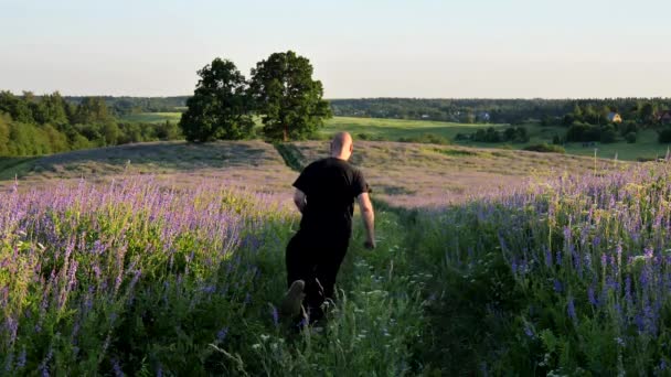 Happy Young Štíhlý Plešatý Muž Černém Tričko Volné Kalhoty Běží — Stock video