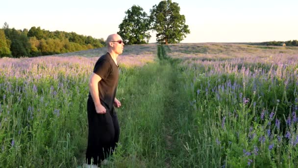 Jeune Chauve Noir Vêtements Décontractés Lunettes Soleil Noires Lunettes Miroir — Video