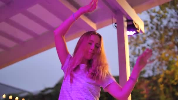 Κοντινό Πλάνο Νεαρό Καυκάσιο Κορίτσι Μακριά Ξανθά Μαλλιά Χορεύει Ένα — Αρχείο Βίντεο