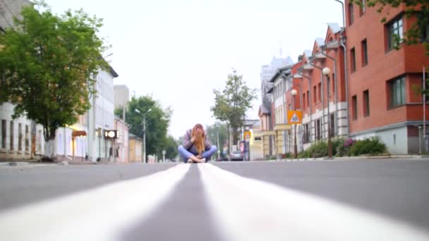 Une Jeune Fille Ivre Avec Longs Cheveux Roux Blonds Pantalon — Video