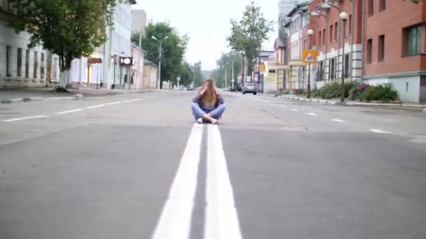 Una Giovane Ragazza Ubriaca Con Lunghi Capelli Biondi Pantaloni Blu — Video Stock