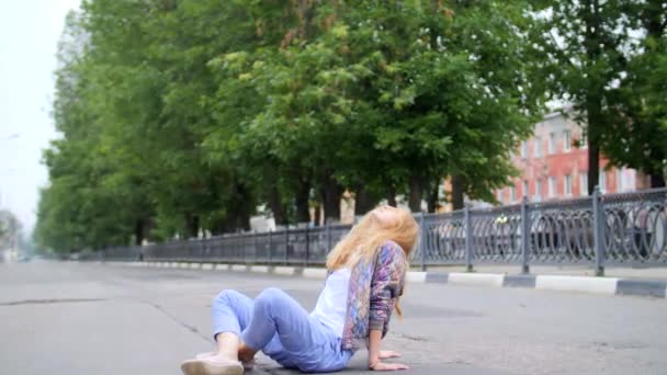 Drunk Young Girl Long Blond Red Hair Blue Trousers Sitting — Stok video