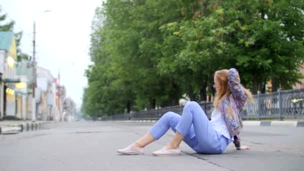 Drunk Young Girl Long Blond Red Hair Blue Trousers Sitting — 图库视频影像