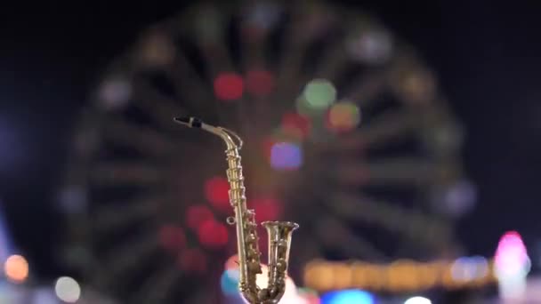 Saxofón Alto Dorado Fondo Rueda Big Ferris Fondo Del Cielo — Vídeo de stock