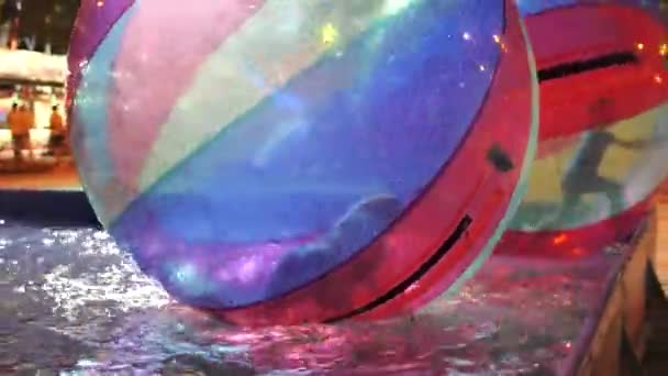 ロシア アナパ 2019年8月4日 子供たちは水の上に大きな多色のプラスチックボールの中でプールで遊んで楽しみます — ストック動画