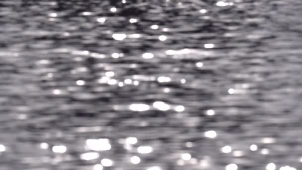 波涛汹涌的水面上闪烁着波纹和阳光 海波纹 阳光照在水面上 水泡在水面上闪闪发光 水泡背景 阳光照射在海浪上 慢动作 — 图库视频影像
