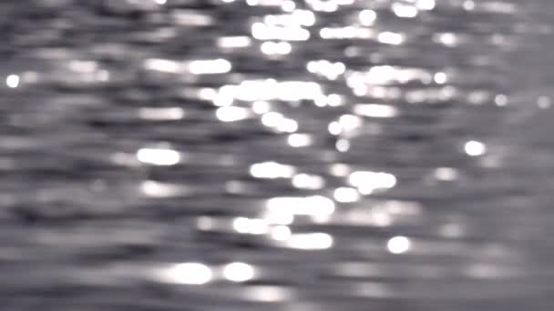 波涛汹涌的水面上闪烁着波纹和阳光 海波纹 阳光照在水面上 水泡在水面上闪闪发光 水泡背景 阳光照射在海浪上 慢动作 — 图库视频影像