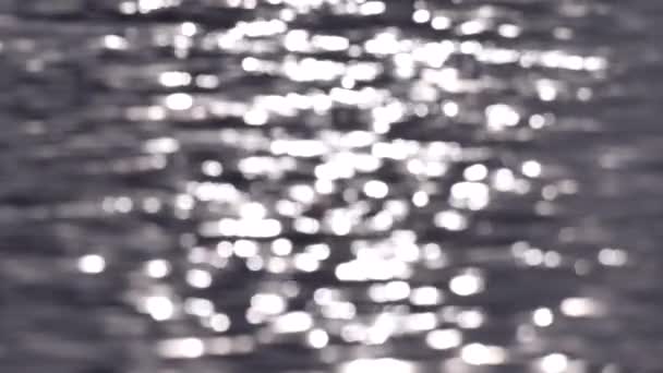 Ondulations et éblouissement du soleil sur l'eau des vagues. Ondulation de la mer. Éblouissement du soleil sur l'eau. Éblouissement flou sur l'eau. Fond d'eau trouble, détendez-vous. L'éblouissement du soleil sur les vagues. Mouvement lent 