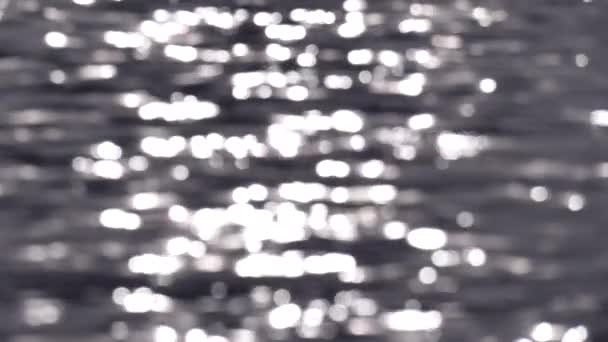 Ondulations et éblouissement du soleil sur l'eau des vagues. Ondulation de la mer. Éblouissement du soleil sur l'eau. Éblouissement flou sur l'eau. Fond d'eau trouble, détendez-vous. L'éblouissement du soleil sur les vagues. Mouvement lent 