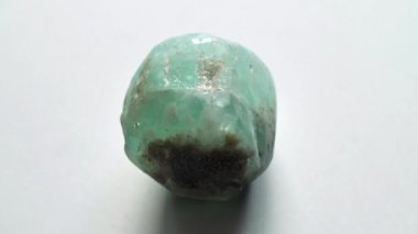 Beryl zümrüt doğal bir taş mineralidir. Gri arkaplanda doğal taşlardan oluşan bir kolleksiyondur. Güzel bir taş zümrüt. Doğal mineral zümrüt zümrüt beril değerli taş kristal gri arka planda.