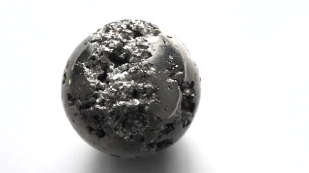 Schöne Eisenkugel Aus Natürlichem Pyrit Die Sich Auf Weißem Hintergrund — Stockvideo