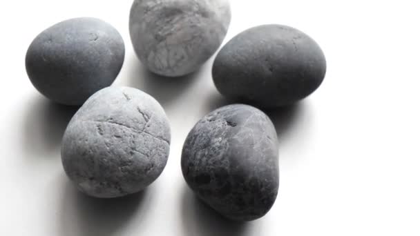 Las Piedras Redondas Grises Primer Plano Giran Sobre Fondo Gris — Vídeos de Stock