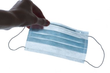 Mavi tıbbi maske. Kauçuk kulaklıklı cerrahi maske. Ağız ve burnu örtmek için tipik 3 katlı cerrahi maske. Bakterilerin prosedür maskesi. Koronavirüse karşı koruma konsepti. El maskesi.