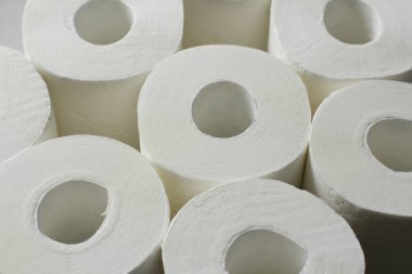 Tuvalet kağıdı yakın plan beyaz arka planda yatar. Koronavirüs yüzünden tuvalet kağıdı sıkıntısı. Metnin için boşluk kopyala.