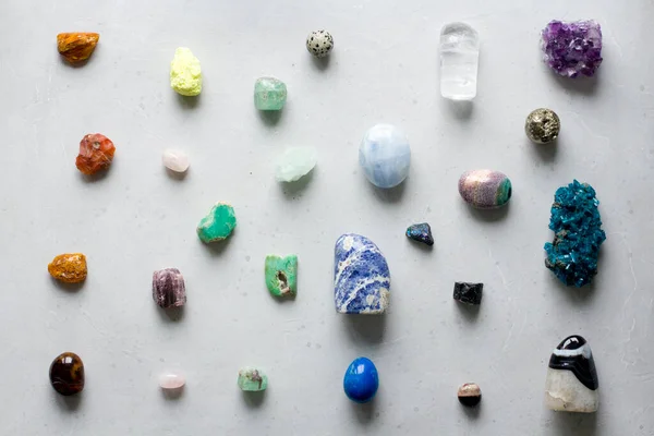 Piękna Jasna Wielobarwna Kolekcja Naturalnych Kamieni Minerałów Całego Świata Leży — Zdjęcie stockowe
