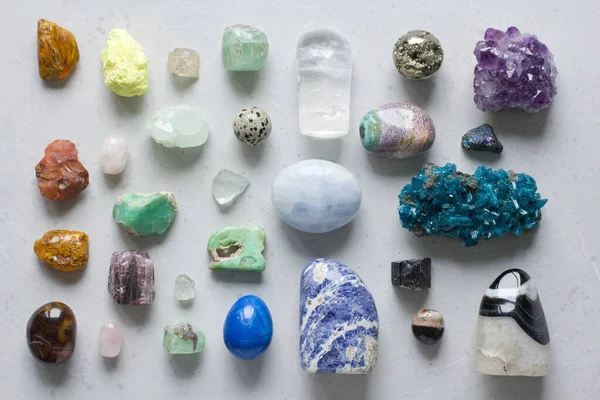 Piękna Jasna Wielobarwna Kolekcja Naturalnych Kamieni Minerałów Całego Świata Leży — Zdjęcie stockowe