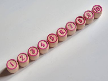 Rus loto, bingo tahtası oyunu, beyaz arka planda variller ve kartlar. Karantina Oyunları Konsepti. Tahta varilli masa oyunu loto. Para oyunu, şans, şans, heyecan, masa oyunları, evde kal..