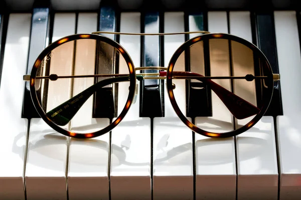 러시아 모스크바 2020 선글라스 Gucci Sunglasses 피아노 건반에 렌즈가 여성을 — 스톡 사진