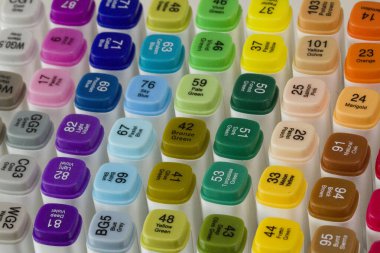 Parlak çok renkli keçeli kalemler ya da isim ve renk isimleriyle işaretleyiciler. Yaratıcılık için fotoğraf, çocuklar için çizim, tasarım. Gökkuşağının her renginin birçok işareti.