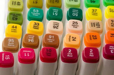 Parlak çok renkli keçeli kalemler ya da isim ve renk isimleriyle işaretleyiciler. Yaratıcılık için fotoğraf, çocuklar için çizim, tasarım. Gökkuşağının her renginin birçok işareti.