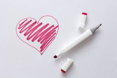 Parlak kırmızı bir keçeli kalemle ya da beyaz bir arka planda kırmızı bir kalple çizilmiş. Aşk, romantizm, sevgililer günü. Basit çizim, kalp. Çift taraflı keçeli kalem..
