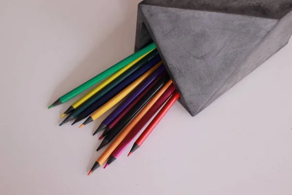 Crayons dans un organisateur de béton — Photo
