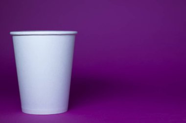 Pembe arka planda boş beyaz bir kağıt bardak. yatay resim. 