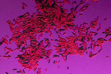 Paskalya için pembe arka planda kırmızı pasta.