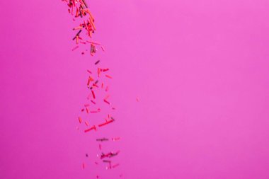 Paskalya için kırmızı pasta tepesi pembe arka planda düşüyor. 