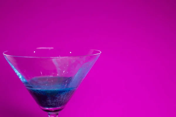 Líquido azul em um copo de martini cocktail — Fotografia de Stock