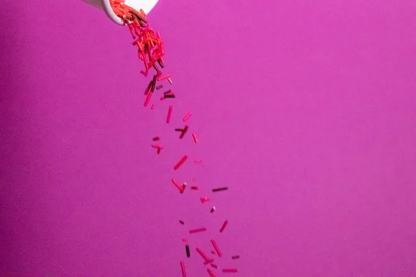 Cubierta de pastelería roja para Pascua sobre un fondo rosa cayendo —  Fotos de Stock