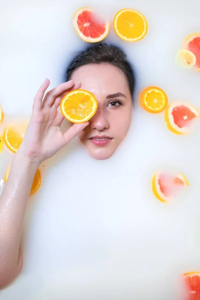 목욕에 오렌지 레이프프 프루트를 곁들인 모델걸 오렌지색 빨간색 — 스톡 사진