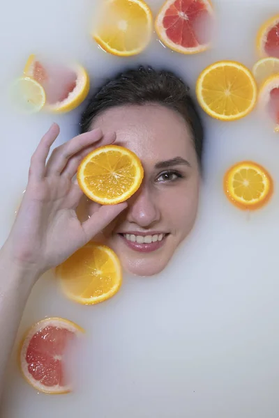 用橙子 柠檬和柚子洗澡时的妇女画像 健康的露水皮肤 时尚模特 护肤等概念 春天的颜色 — 图库照片