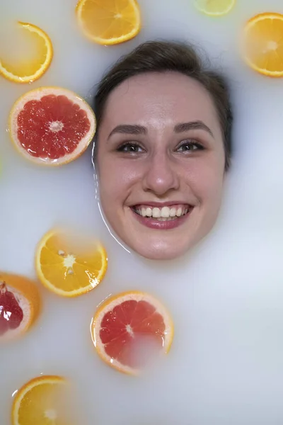 Retrato Mujer Baño Leche Con Naranjas Limones Pomelos Piel Sana — Foto de Stock