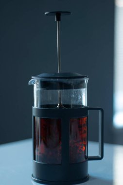 Beyaz masa üzerinde siyah çay ve gri arka plan