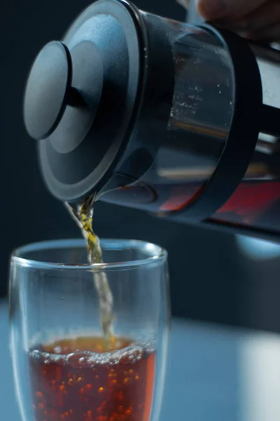 Franse pers thee gieten in een glas met een dubbele bodem — Gratis stockfoto