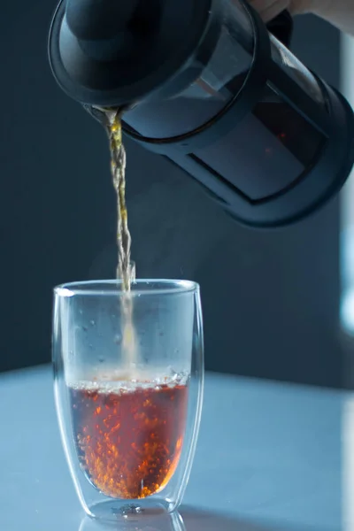 Francuska herbata prasowa wlewa się do szklanki z podwójnym dnem — Zdjęcie stockowe