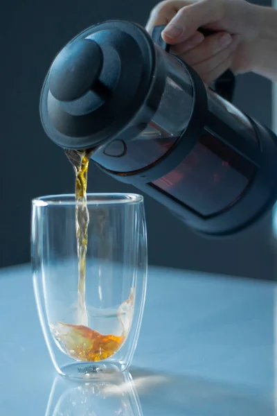 Franse pers thee gieten in een glas met een dubbele bodem — Stockfoto