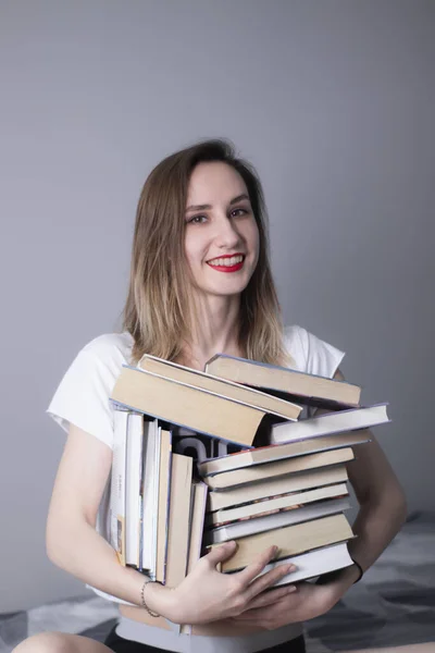 Heureuse Belle Fille Mince Tient Beaucoup Livres Différents Dans Ses — Photo