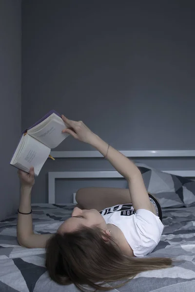 Felice Bella Ragazza Magra Leggendo Libro Sdraiato Sul Letto Con — Foto Stock