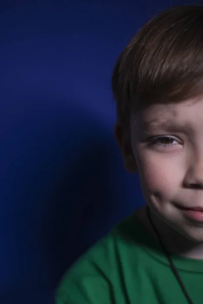 Przycięty Portret Dziewięcioletniego Blondyna Niebieskim Tle — Zdjęcie stockowe