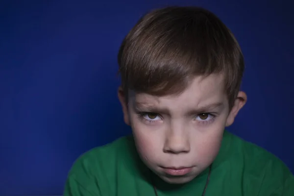 Portrét Smutného Zamyšleného Devítiletého Blonďatého Chlapce Modrém Pozadí — Stock fotografie